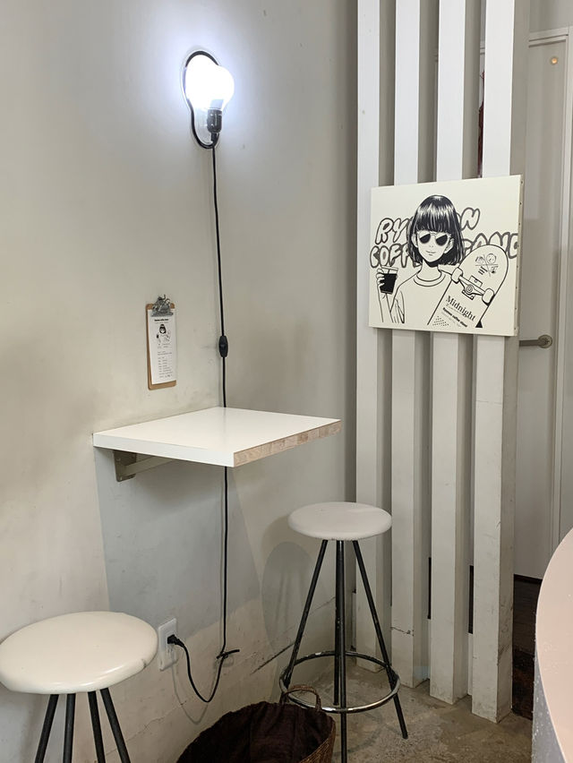 Cozy Coffee Spot in Kichijoji – Ryumon Coffee Stand ☕🍰