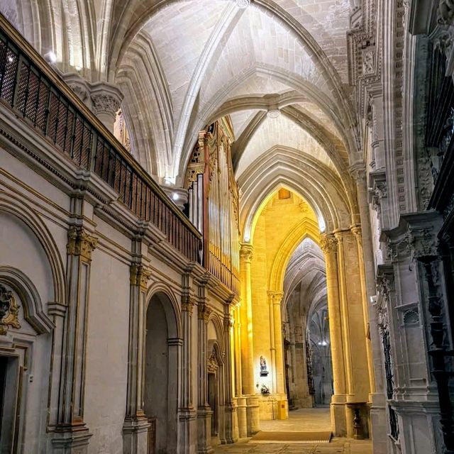 昆卡最古老的哥德式主教座堂 Catedral de Santa María y San Julián de Cuenca