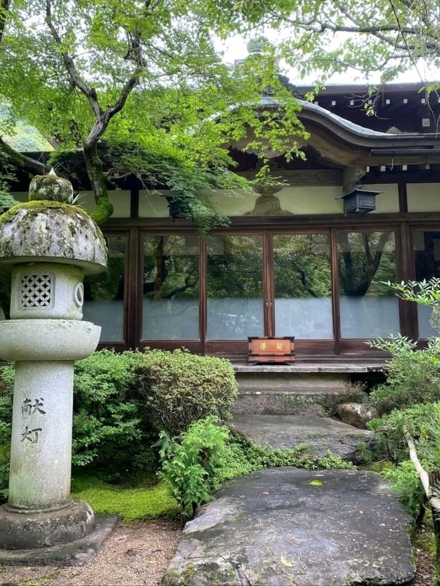 眉山山麓に位置する禅寺