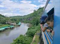 นั่งรถไฟ เที่ยวสะพานข้ามแม่น้ำแคว กาญจนบุรี