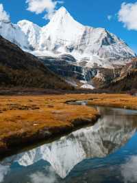 Discover and explore stunning landscapes at Daocheng Yading