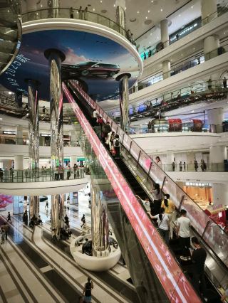 A shopping mall that combines shopping, dining, entertainment, and culture.