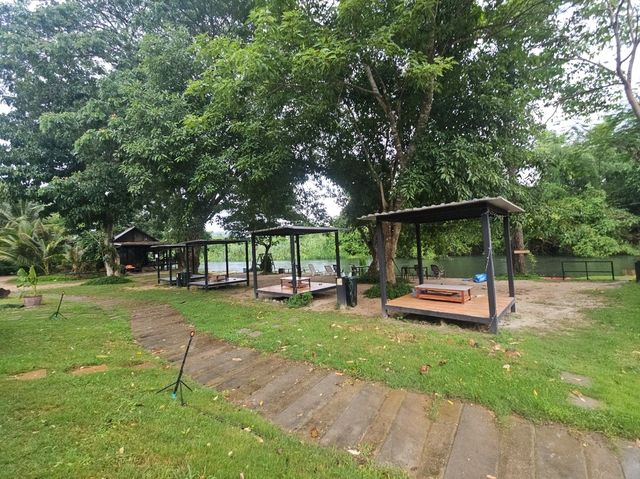 The Lasy Resort ที่พักครอบครัวติดเขื่อนแก่งกระจาน