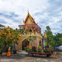 สักการะหลวงพ่อเพชรภายในอุโบสถทรงมอญ