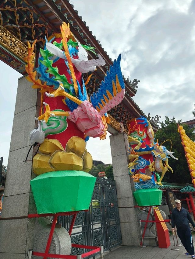 A Touch of Peace and Power at Lungshan Temple