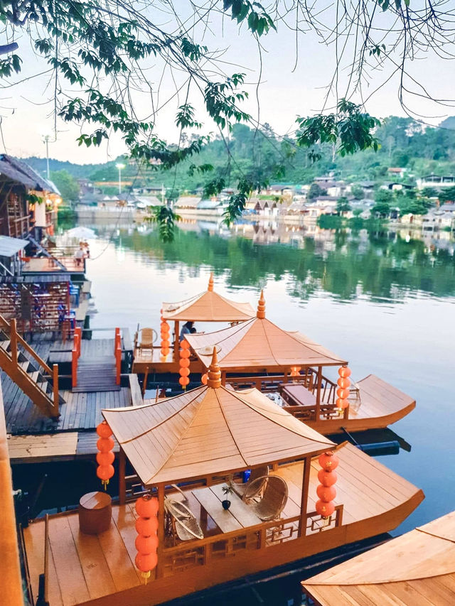 “แดดอุ่นหลังฝน หมอกบางหลังคืนหนาว…หมู่บ้านรักไทย