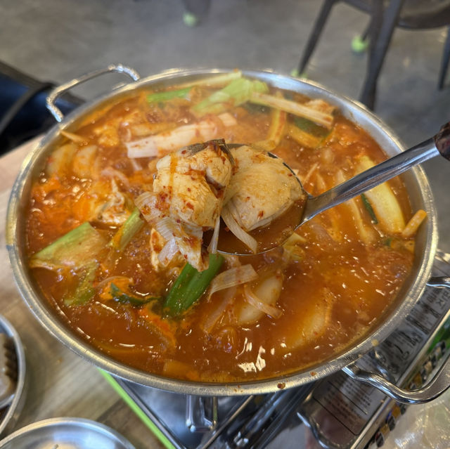 수원에서만 먹을 수 있는 매운 꽃게무침, 짱돌네!