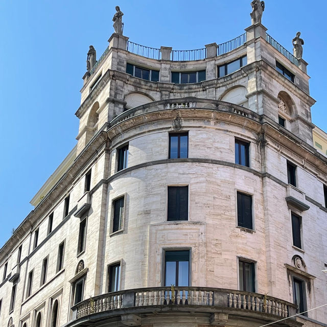 Milan's Unexpected Gem: Varese – From Alpine Reflections to 80s Beijing! 🇮🇹✨