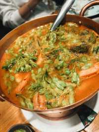 ทานอาหารกับครอบครัวที่ร้านกับข้าวกับปลา