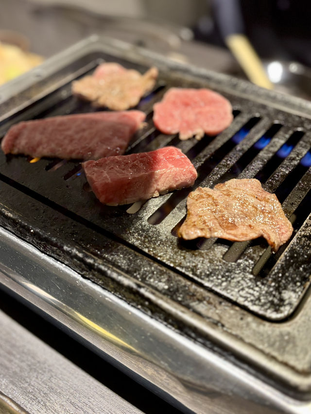 【大阪・難波】全130種の焼肉食べ放題と肉ケーキの演出「焼肉Lab 難波店」