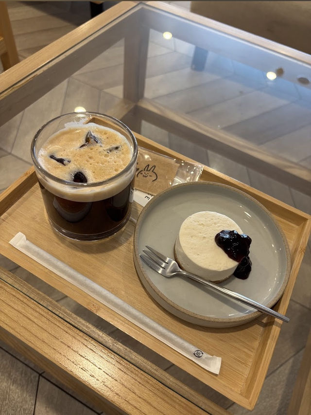 SHARK COFFEE Tokyo, Organic Brews with a Playful Bite
