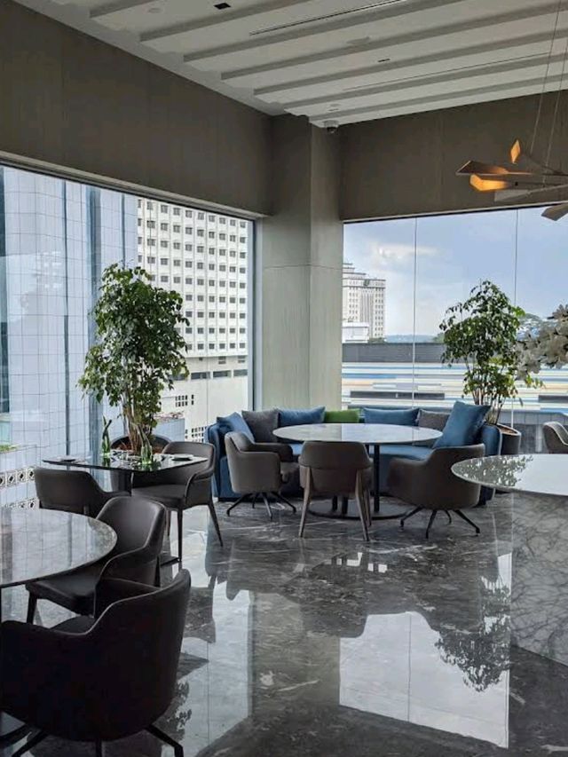 🏨🌟 Holiday Inn Johor Bahru – Comfort in the City’s Heart! 🇲🇾🛏️