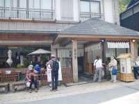 一間能品嚐到高尾山名物「蕎麥麵」與溪流魚料理的知名餐廳