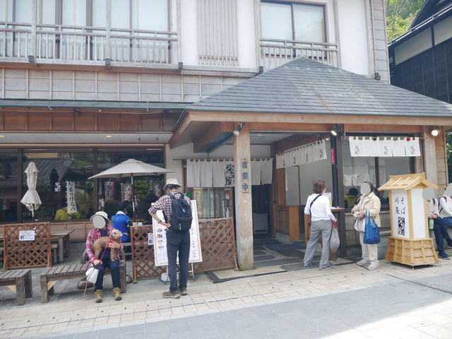 一間能品嚐到高尾山名物「蕎麥麵」與溪流魚料理的知名餐廳