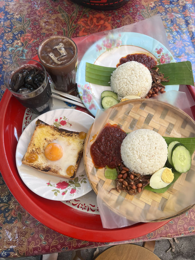 Local breakfast at Kopi dan Benang