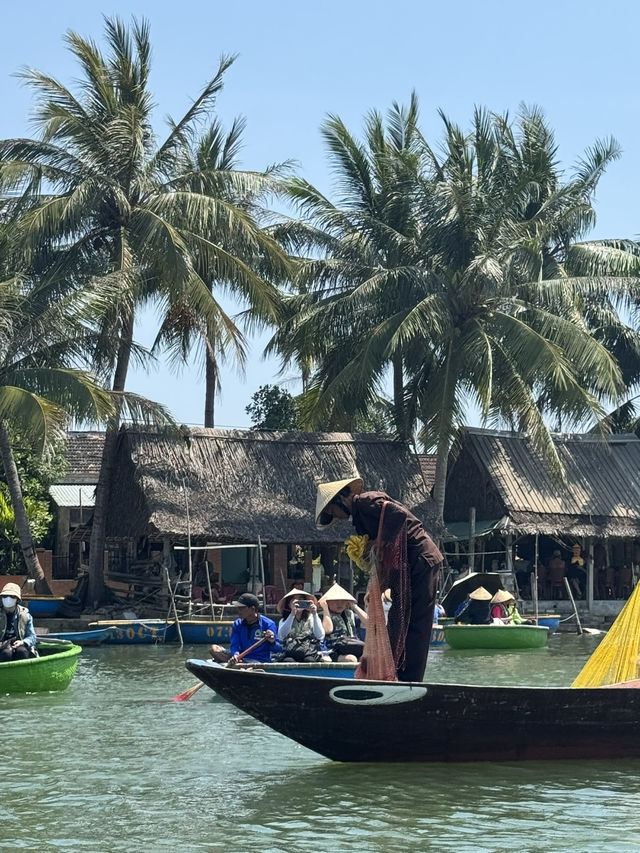 【只用一天，我在會安經歷了一場慢下來的旅行｜椰子船×黃牆古鎮×燈火水燈】 