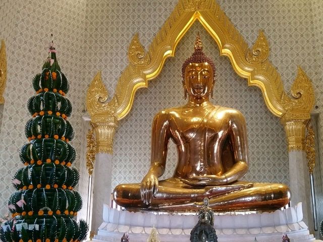สักการะ..หลวงพ่อทองคำ วัดไตรมิตร