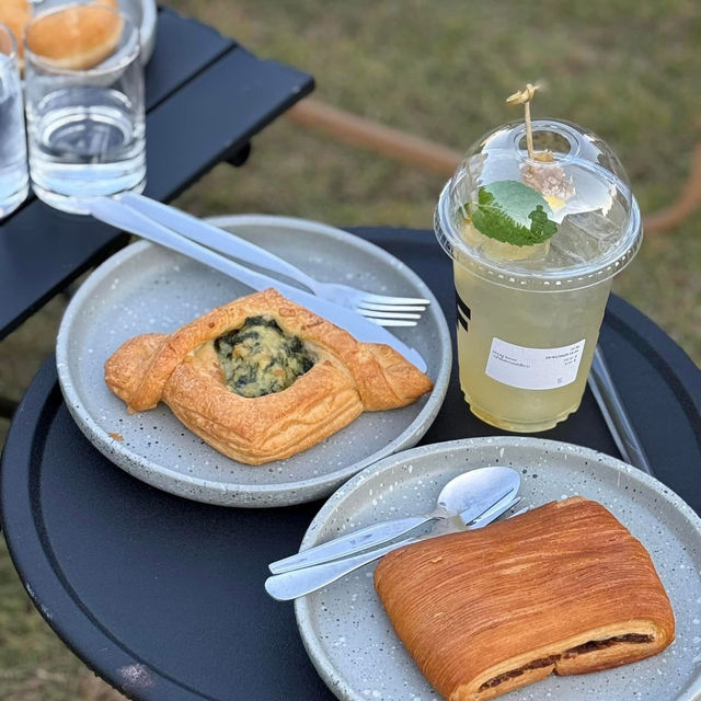 ☕✨ Sniff Roastery สกลนคร — คาเฟ่ดาร์กเท่ 