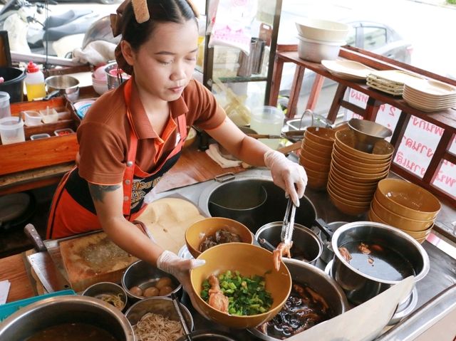 นิยมเส้น ก๋วยเตี๋ยวไก่ตุ๋น & ขนมจีนน้ำยาปักษ์ใต้ ม