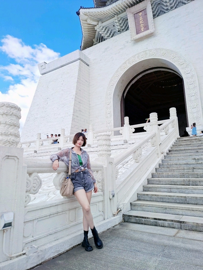 #July2025
🔥"Even with tons of tourists, you can still take stunning photos! Chiang Kai-shek Memorial Hall's "magic camera spots" revealed 📸"
Sharing my "avoiding passersby" technique 👇
The staircase shooting technique
"Lower left framing + looking straight into the camera": Architecture and long legs all at once~
A must-have for photographers!
Use your phone to zoom in 1.5x and shoot from a low angle—passersby will instantly disappear~
Too hot for outdoor photography? The Chiang Kai-shek Memorial Hall occasionally hosts art and cultural exhibitions.

Here are the must-see annual exhibitions this year:

📅 Exhibition Information
✨ Title: William Turner: Sublime Echoes, from the Tate Modern Collection
📍 Location: Chiang Kai-shek Memorial Hall, Halls 1 & 2 (Enter Hall 2)
⏰ Period: June 27, 2025 (Friday) to October 12, 2025 (Sunday)
⏰ Time: Monday to Sunday, 10:00 AM - 6:00 PM (Ticket sales and admission cease at 5:00 PM)
#Taipei #TaipeiTravel #TaipeiTourism #Chiang Kai-shek Memorial Hall #TaipeiAttractions #TaipeiExhibitions