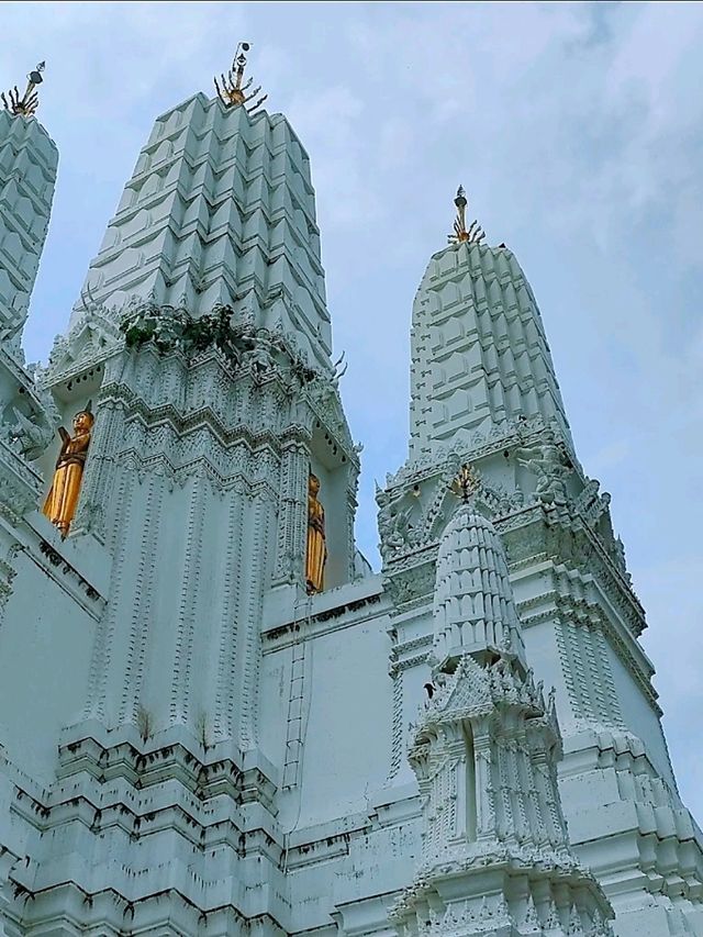 ชมความงดงามของพระปรางค์ที่วัดมหาธาตุวรวิหารกันนะ