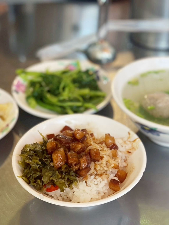 【台北ローカル飯の真骨頂】香滿園魯肉飯で白米が秒速で消えた話