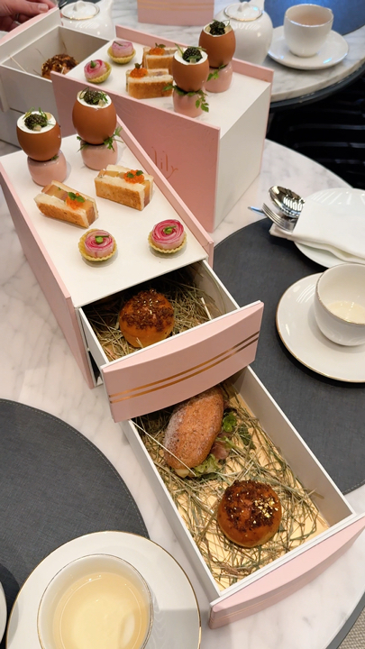 TEH SORE MICHELIN?!
Ginger.Lily di Hilton Singapore Orchard telah meluncurkan Teh Sore [BARU] bulan lalu! Ungkap babak baru dalam konsep teh sore Ginger.Lily yang terinspirasi dari buku cerita, dikreasikan oleh Executive Sous Chef Cindy Khooa bersama Chef berbintang Michelin, Adrien Descouls.
.
Dewasa - SGD 78 dengan segelas koktail/mocktail dan dua teko teh (min. 2 pengunjung)
1️⃣ HUÎTRE - tiram dengan jeli teh bunga, serai, vin jaune
2️⃣ KALDU TRUFFLE SHEPHERD - kentang marabel, keju
3️⃣ TARTARE DE BŒUF - Fin gras du Mézenc, teh rempah, sabayon artichoke panggang
.
Gurih
1️⃣ Tarte Bunga Lobak Merah Muda
2️⃣ Baguette Tujuh Butir Prancis dengan Daging Ham Sapi
3️⃣ Daging Sapi Muda Masak Lambat
4️⃣ Ikan Trout Asap Dingin
5️⃣ Telur Ayam dengan Kaviar Prancis
.
Permen
1️⃣ TARTE AUX AMANDES DENGAN ALPUKAT
2️⃣ HOKKAIDO POTATO CHURROS - disajikan dengan krim kumquat
3️⃣ CHOUQUETTE PERSIH HAKUTO
4️⃣ MACARON WANITA PINK
5️⃣ MADELEIN MADU HOJICHA
6️⃣ BERRIES EN FLEURS GÂTEAU
7️⃣ SCONE TAHITIAN VANILLA & STRAWBERRY
.
📍Jahe.Lily
#singaporeguide #singapore 