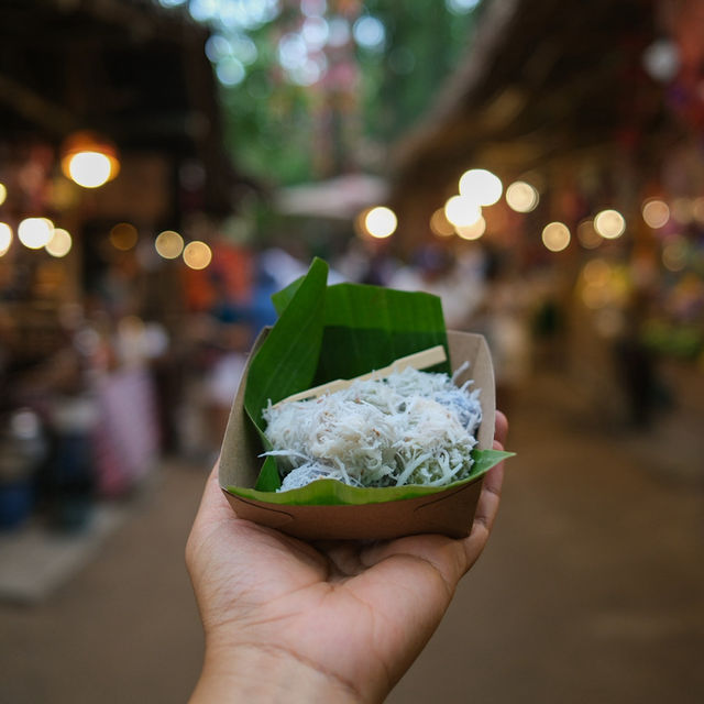 “โอ๊ะป่อย“ ตลาดริมน้ำสุดชิล อ.สวนผึ้ง จ.ราชบุรี 