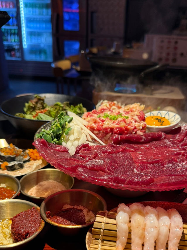 “광안리 바다의 소리보다 더 설레는 건 이 한 상, ‘소중대’의 차돌육회 한 상차림.
