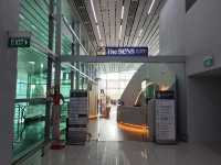 富國島機場候機，走進 THE Sens Lounge，立刻被高挑採光與現代設計吸引