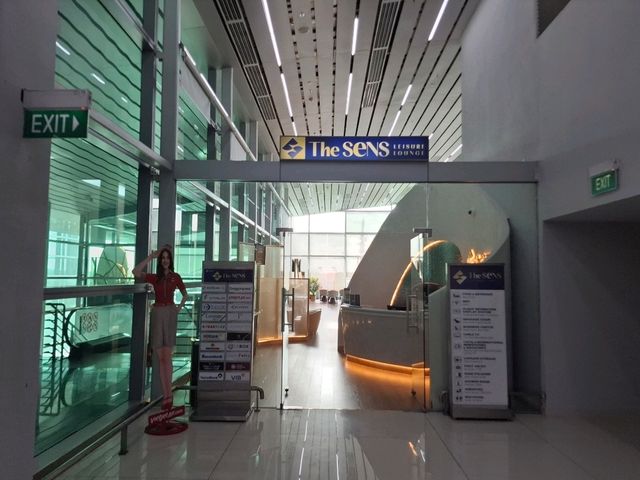 富國島機場候機，走進 THE Sens Lounge，立刻被高挑採光與現代設計吸引