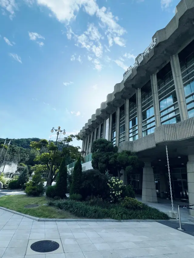 位於南山下的寧靜國立劇場