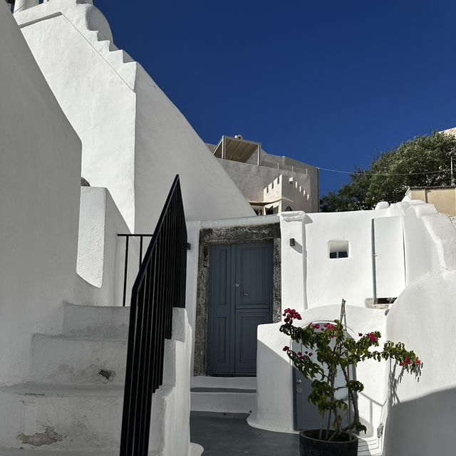 🌅 Oia, Santorini – Sunset Dreams on the Cliffside