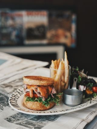 台中必訪 英國風書報攤 餐點好吃耶