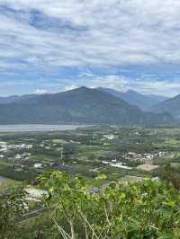 台東鹿野高台｜熱氣球草地與飛行傘起飛場：把縱谷的風、雲與藍一次看到飽 🎈🪂