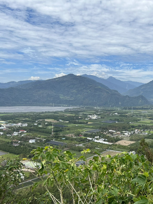 台東鹿野高台｜熱氣球草地與飛行傘起飛場：把縱谷的風、雲與藍一次看到飽 🎈🪂