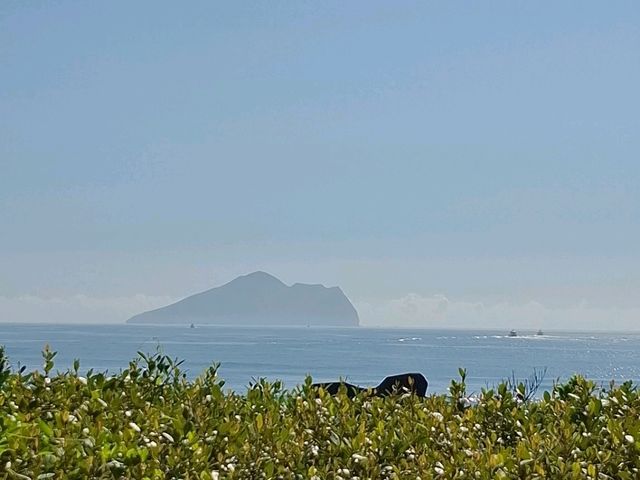 宜蘭的龜山島是太平洋上一顆天然的綠寶石，以其獨特的龜形輪廓而聞名