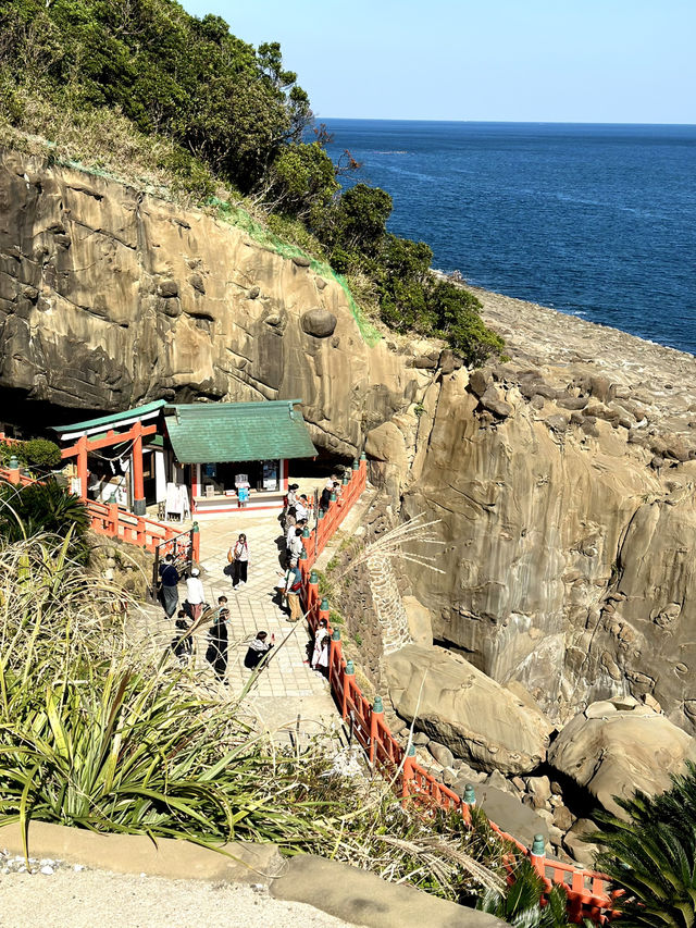 絶壁に位置する神社 本殿は洞窟の中に・・