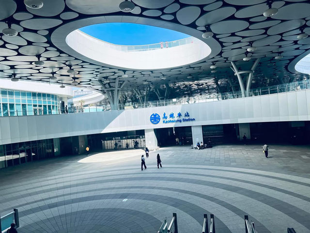 雲朵造型的高雄車站