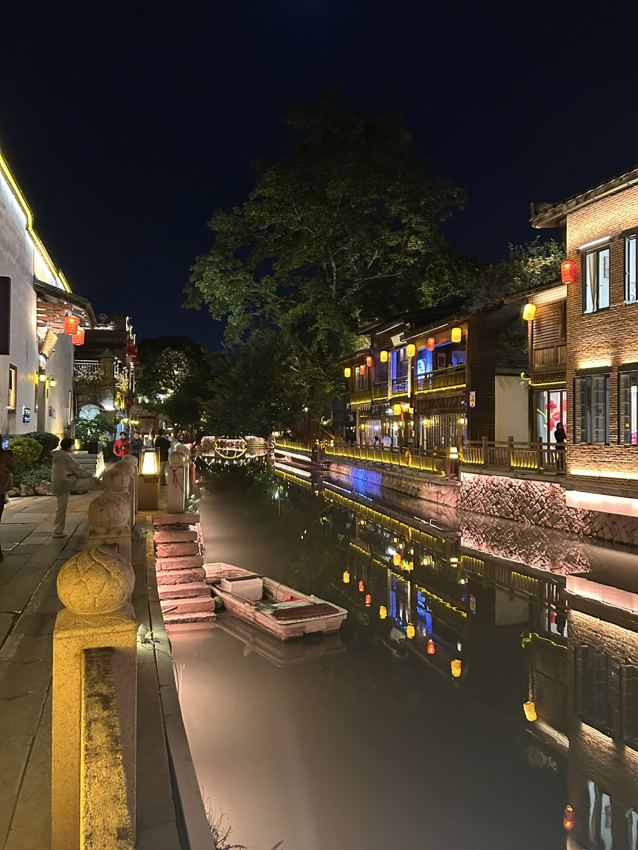 上下杭+三仿七巷 

我們是在11月底的時候去福州旅遊，天氣很好！ 三仿七巷裡面有非常多名人的官邸 有許多的小店可以逛 
主幹道的兩旁內的小巷弄裡面很安靜很適合拍照。裡面有一間米其林一星的餐廳，餐館裡面中國元素滿滿食物還不錯吃，價錢中上。
上下杭佔地比三仿七巷還要大， 晚上的運河兩旁很安靜，很適合拍照倒影都可以拍得非常清楚運河兩旁有餐廳和咖啡店。 很適合在那裡吃晚餐和喝茶咖啡等

若是喜歡中國元素的遊客，一定會很喜歡這裡。 我帶了兩個西班牙朋友來這裡逛了兩天他們意猶未盡。