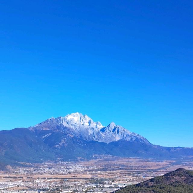Lijiang Weekend Itinerary: Ancient Town Vibes & Epic Snow Mountain Views 🏔️✨ Lijiang Weekend Itinerary: Ancient Town Vibes & Epic Snow Mountain Views 🏔️✨