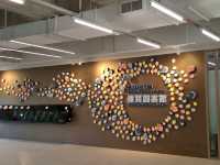 政大達賢圖書館是政治大學近年最具代表性的校園地標之一,以現代感十足的建築設計,重新定義大學圖書館的樣貌