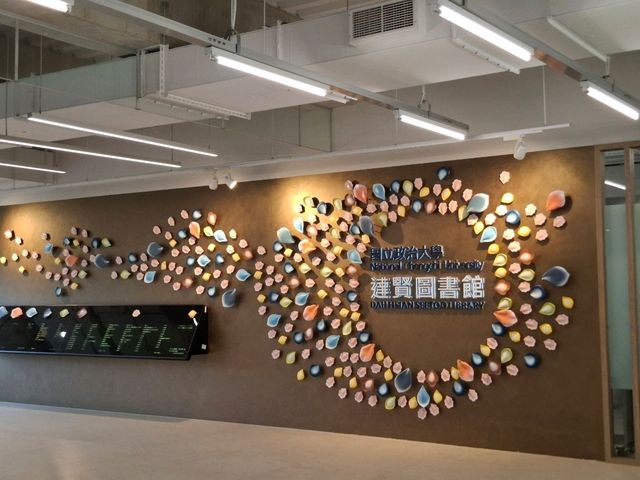 政大達賢圖書館是政治大學近年最具代表性的校園地標之一,以現代感十足的建築設計,重新定義大學圖書館的樣貌 政大達賢圖書館是政治大學近年最具代表性的校園地標之一,以現代感十足的建築設計,重新定義大學圖書館的樣貌