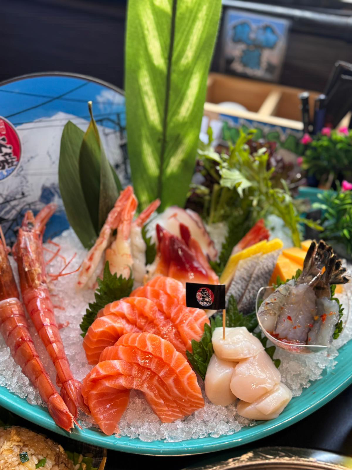 At "Supreme Emperor Seafood" in Mong Kok, you can enjoy unlimited dining with no time limit! For just over $200 per person, indulge in all your Japanese cuisine fantasies in one go: BBQ, sashimi, sukiyaki, hot pot, skewers... with over 200 options to choose from!

The highlight is the "one-stop feast" concept: grill premium beef on the pan with one hand, pick up beautifully plated salmon sashimi with the other, and have a small pot of sweet sukiyaki simmering in front of you. Who wouldn't love this kind of joy? The ingredients section is dazzling, with dozens of sauces and condiments prepared just for BBQ, instantly igniting your inner chef.

Be sure to book in advance! This is the key to unlocking the full experience: not only do you get unlimited dining time, but you also save the additional 10% service charge. This deal is tailor-made for budget-conscious foodies.

The environment is perfect for group gatherings. We leisurely dined for over two hours without any pressure to leave. Don't forget to end your meal with Haagen-Dazs ice cream and a variety of drinks for the perfect finish.

📍9/F, Gala Place, Sai Yeung Choi Street South, Mong Kok - Supreme Emperor Seafood