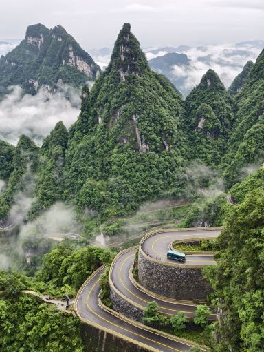 Lost deep in the clouds! Misty Tianmen Mountain, stepping into an