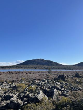 オーストラリア🇦🇺｜タスマニア中央高原保護区：サファイアブルーの湖に囲まれた、大自然の静寂と壮大さを体験してください✨