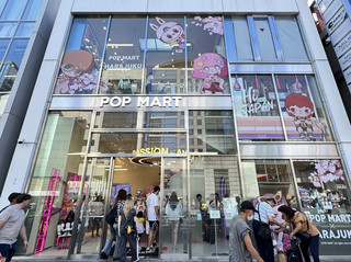【東京原宿必逛】潮玩控集體失心瘋!「POP MART 原宿店」全日最美玻璃屋,日本限定款、極品 Labubu 盲盒公仔爆買聖地!