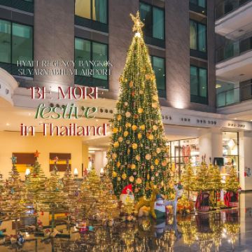“在泰國感受更濃厚的節慶氛圍”

以精彩的活動迎接節慶季節的到來。

曼谷素萬那普機場凱悅酒店，為您帶來聖誕市集、美味佳餚和活力四射的慶祝活動。

體驗聖誕節和新年，品味融合泰式和國際風味的多元美食。

迷人的聖誕氛圍從酒店大廳、餐廳、酒吧、咖啡廳以及酒店的各個角落瀰漫開來。

精彩活動不容錯過。

🗓️ 2025年12月9日

🎄「感受更濃厚的節慶氛圍」聖誕亮燈儀式

超過40棵由天然材質製成的巨型竹製聖誕樹，靈感來自泰國四大地區的魅力與獨特風格。精美的泰式飾品，如簸箕、傳統泰式腰布、紙傘、編織工藝品和蠟染布等，以及用廢棄床單和枕套製作的環保雪人，都將在此展出。這是一場文化之美與永續發展的完美融合。 🗓️ 2025年12月22日至25日

🎄BE MORE 共享聖誕市集

在飯店大廳，上午8:00至下午5:00。探索充滿精美手工藝品和紀念品的聖誕市集。選購禮物，支持當地手工藝，創造永續發展的機會。

🗓️ 2025年12月25日

🎄BE MORE 捐血活動

飯店攜手捐血機構，誠摯邀請大家捐血，為他人帶來希望。在飯店大廳樓層的清東-清榮廳，上午9:30至中午12:00，捐血是為這一年畫下圓滿句點的最佳禮物。

至於美食，泰式料理自然是首屈一指。

我們品嚐了4道令人驚豔的美味佳餚，包括鹹味菜餚、甜點和飲料。

🗓️ 2025年12月9日 – 2026年1月4日

🎄 泰國美食推薦：四大推薦

午餐自助：上午11:30 – 下午2:30，990泰銖/人

晚餐自助：下午6:00 – 晚上10:00，990泰銖/人

地點：Market Cafe，大堂層

品嚐從北到南的泰國美味，我們精心打造的特色菜單，融合了當地風味，為您帶來非凡的味蕾體驗。我們選用泰國四大區域的特色食材，在菜餚中融入創新元素，打造出令人垂涎的融合佳餚。例如：河蝦、走地雞、普吉島鳳梨、螞蟻卵和可可。每一道鹹甜菜料理都經過精心烹調，注重每一個細節。

🎄甜蜜升級，享受節慶蛋糕與時令美食

探索我們溫馨可愛的聖誕烘焙坊和蛋糕角，這裡色彩繽紛，充滿溫馨的聖誕氛圍，並飾以精美的裝飾品。用於製作甜點的各種巧克力均採用來自北部地區的優質可可豆精心製作，帶來濃鬱醇厚的口感。

位於大堂層的 Le Gourmet 餐廳

每日營業時間：上午 7:00 至晚上 10:00

🎄放鬆身心，品味節慶飲品

盡情享用特色飲品，在充滿泰國風情的時尚氛圍中放鬆身心。這些飲品均採用來自各個地區的獨特當地蒸餾酒調製而成，是打造特色雞尾酒的關鍵元素，讓您品味泰國風味，例如：泰式涼拌肉末沙拉 (Larb Saap)、泰式聖誕奶茶 (Bulandan Mek)、泰式奶茶 (Thai Tea Harmony) 和蘭納花香 (Lanna Blossom Breeze)。

位於大堂層的中庭。每日營業時間：上午 10:00 至凌晨 12:00。

別忘了來和我們一起歡度聖誕節和新年！

#曼谷素萬那普機場凱悅酒店 #凱悅酒店 #機場酒店 #節日氛圍濃厚 #精彩泰國

#新年旅行禮物