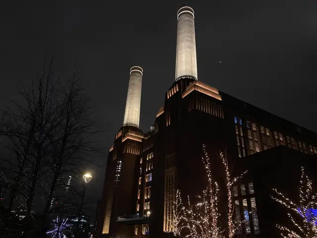 Iconic Industrial Majesty Along the Thames