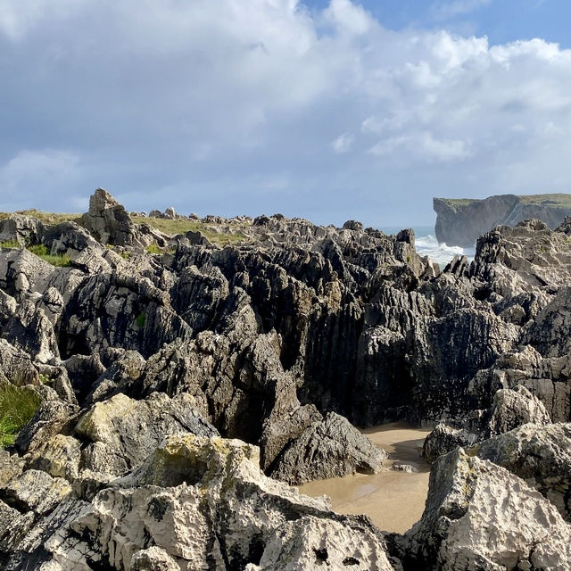 Ribadesella: Coastal Charm and History 🏞️🏰